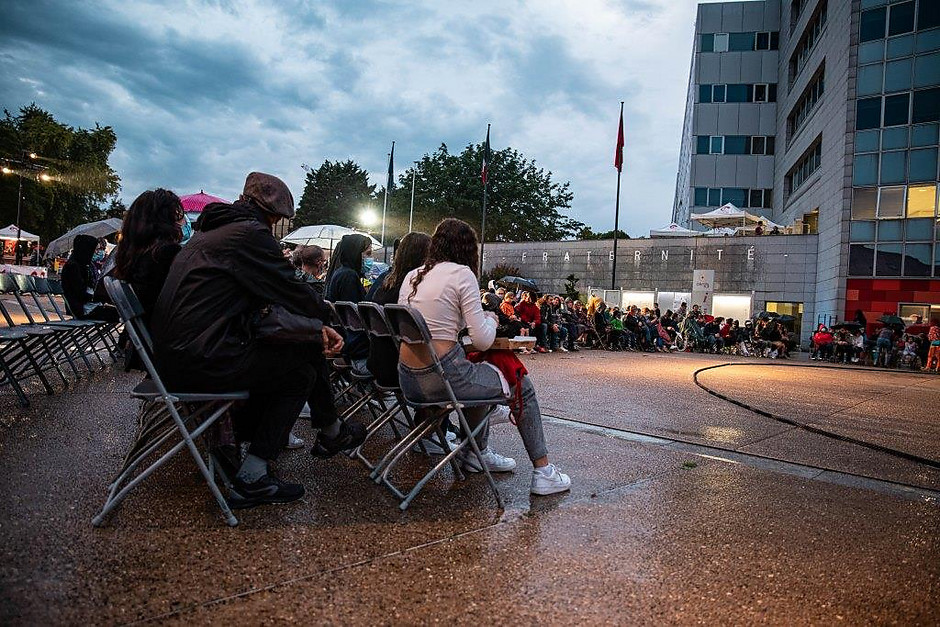 Cergy Soit ! Rendez-vous #2, Compagnie Oposito sur la place Olympe-de-Gouges, 4 septembre - voir en plus grand : (fenêtre modale)
