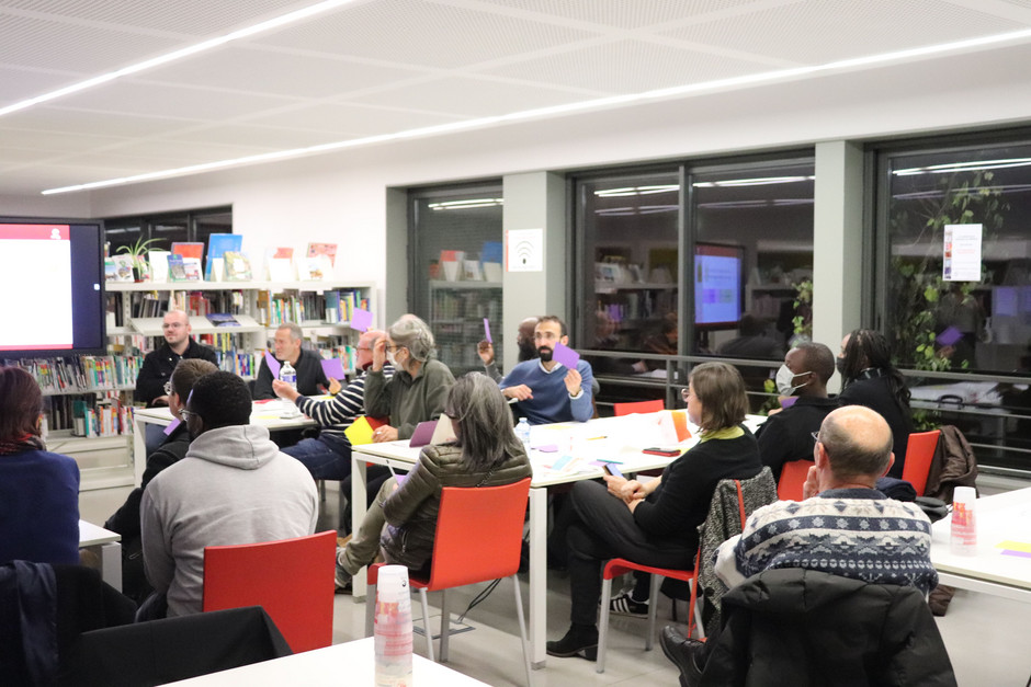 Forum de quartier des Hauts-de-Cergy à Visages du Monde, 29 novembre - voir en plus grand : (fenêtre modale)
