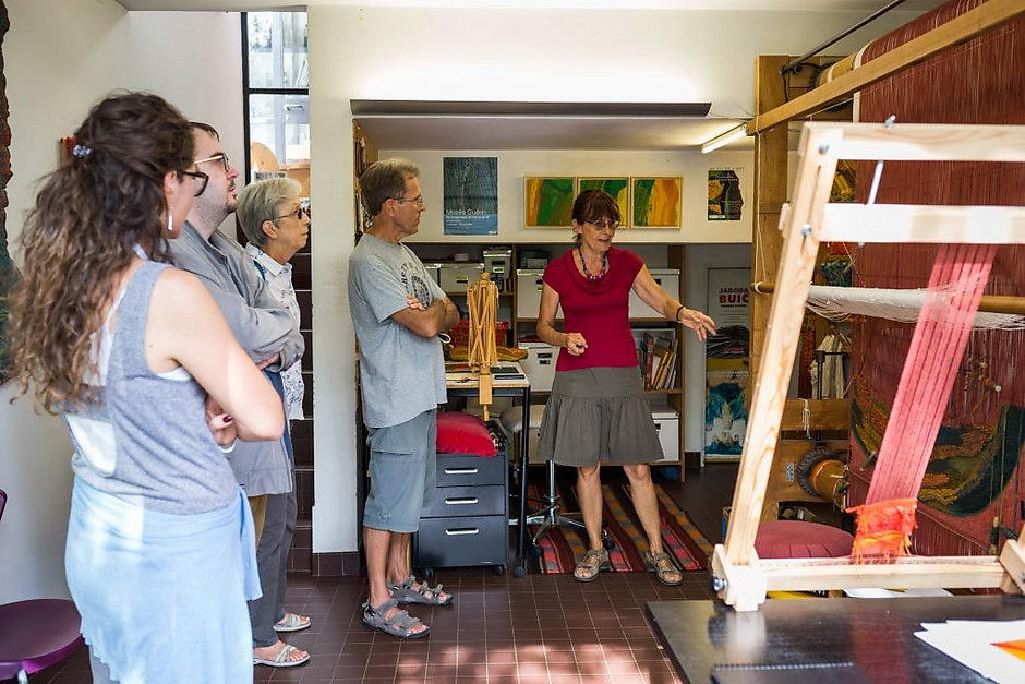 Visite de la résidence Cergy Sept - Mireille Guérin, habitante de la résidence, fait découvrir son métier de licière. - voir en plus grand : (fenêtre modale)