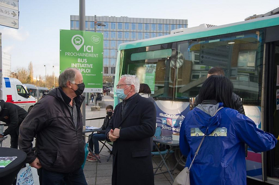 Passage du Bus initiative emploi le 22 novembre, à Cergy Préfecture - voir en plus grand : (fenêtre modale)