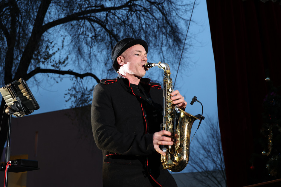 Spectacle le père Noël descend du ciel sur la place des Linandes, 24 décembre - voir en plus grand : (fenêtre modale)