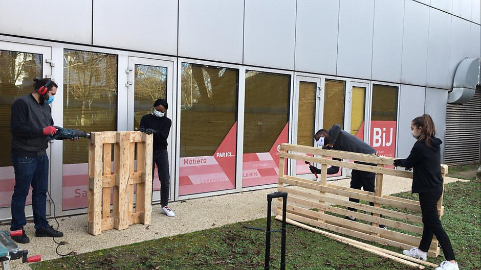 Construction d'un bar en palettes au BIJ - Décembre 2020 - voir en plus grand : (fenêtre modale)