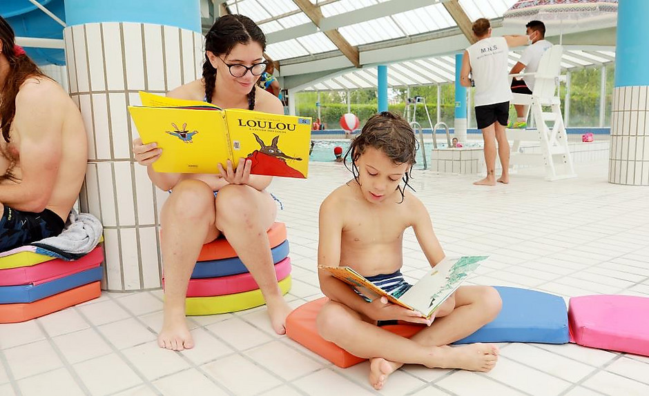 Nage et bouquinage dans la piscine de l'Axe Majeur, le 7 juillet - voir en plus grand : (fenêtre modale)