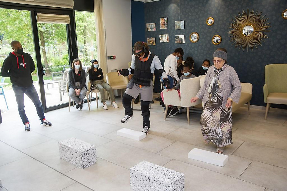 Simulation vieillissement avec le Conseil des jeunes, le 25 mai à la résidence seniors DOMITYS - voir en plus grand : (fenêtre modale)