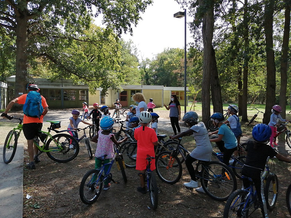 Journée d'initiation vélo pour des élèves de CE1 et CE2 au bois de Cergy, le 17 septembre - voir en plus grand : (fenêtre modale)