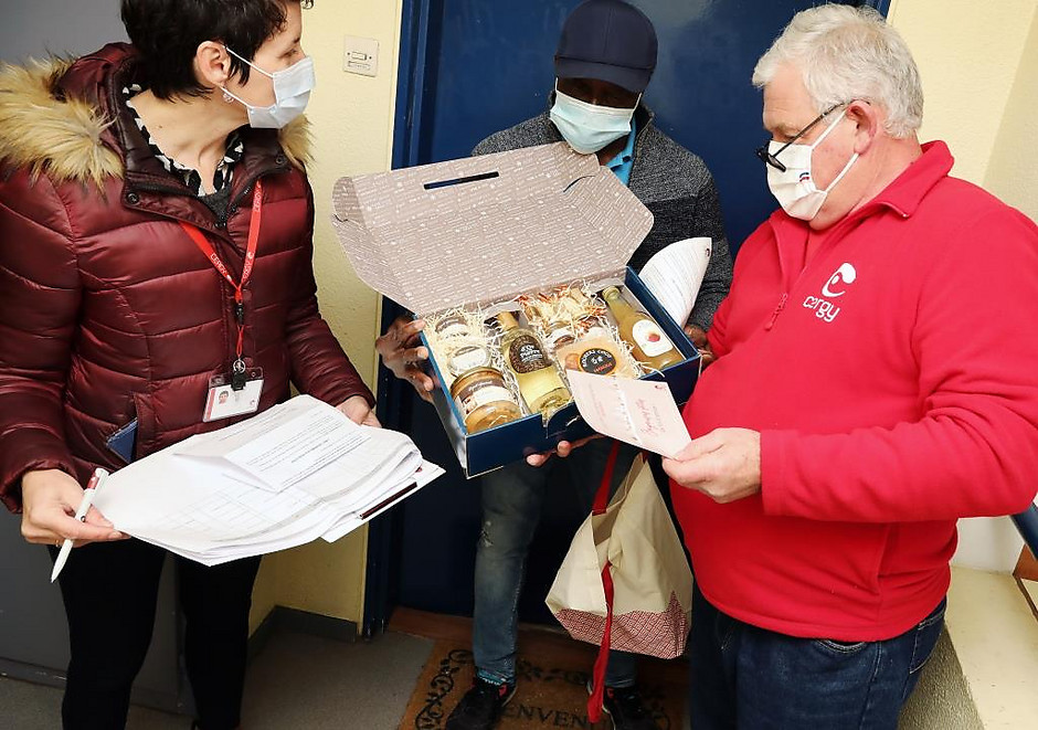 Distribution des colis de Noël aux seniors, 7 décembre 2020 - voir en plus grand : (fenêtre modale)