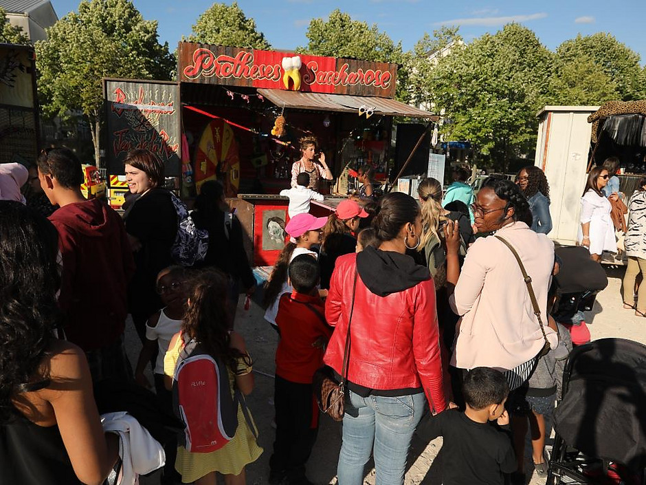 Animation sur l'Esplanade de Paris pour Cergy en fête. - voir en plus grand : (fenêtre modale)