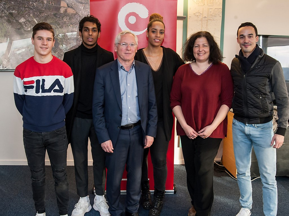 Le mairie, l'élue et les taekwondoïstes Florian MOREAU, Dylan CHELLAMOOTOO, Maeva MELLIER et Stevens BARCLAIS. - voir en plus grand : (fenêtre modale)