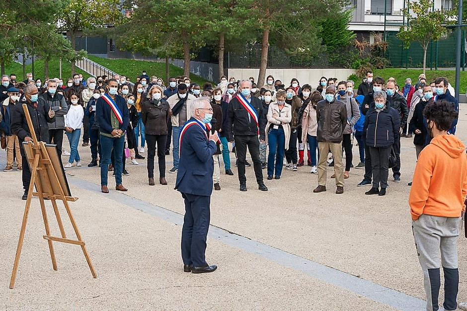 Minute de silence en hommage à Samuel Paty à l'Hôtel de ville avec le maire Jean-Paul Jeandon, octobre 2020 - voir en plus grand : (fenêtre modale)