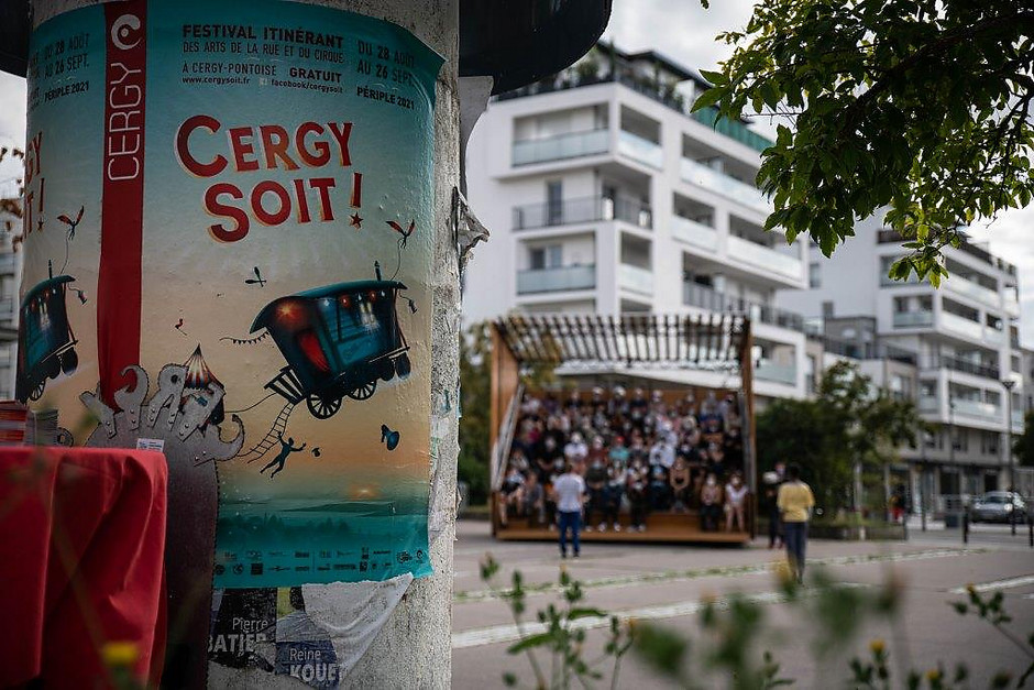 Cergy Soit ! Rendez-vous #3, Ktha Compagnie sur la place des 3 gares, 11 septembre - voir en plus grand : (fenêtre modale)