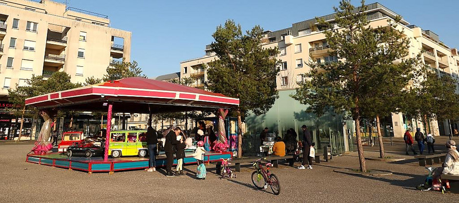 Manège "Arlequin" le 12 mars à la place du nautilus - voir en plus grand : (fenêtre modale)