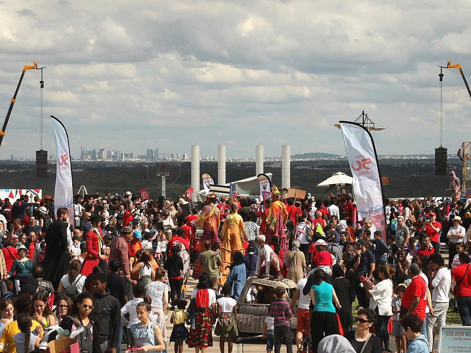 L'Esplanade de Paris en fête. - voir en plus grand : (fenêtre modale)