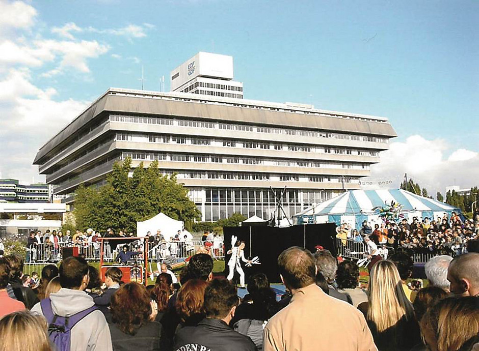 1ère édition de Cergy'Soit, festival des arts de la rue et du cirque, en 1998 - voir en plus grand : (fenêtre modale)