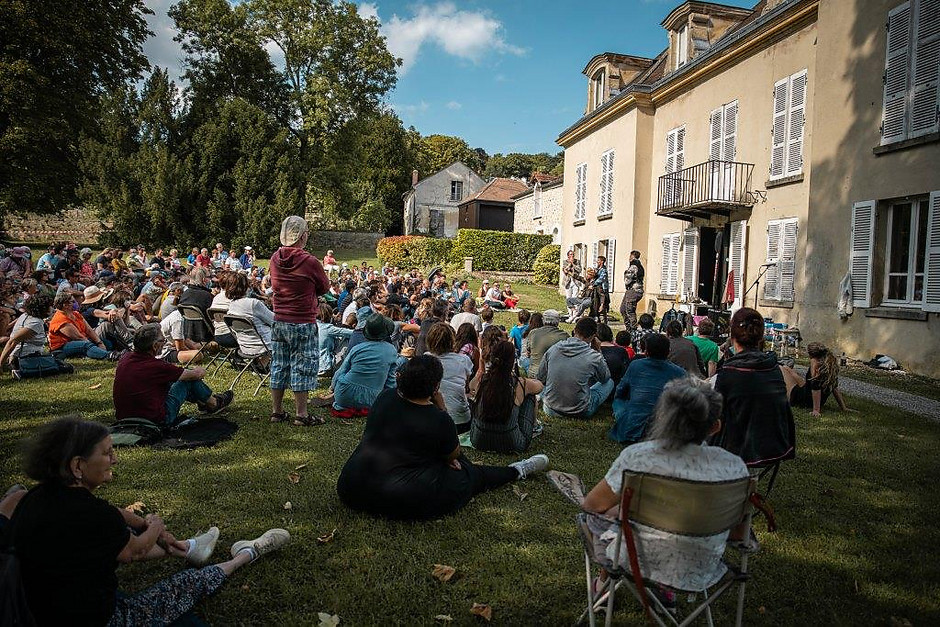 Cergy Soit ! Rendez-vous #4, Les batteurs de pavés dans le parc de la maison d'Anne et Gérard Philipe, 18 septembre - voir en plus grand : (fenêtre modale)
