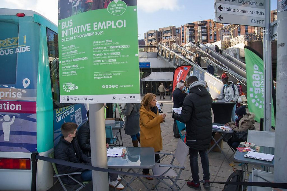 Passage du Bus initiative emploi le 22 novembre, à Cergy Préfecture - voir en plus grand : (fenêtre modale)