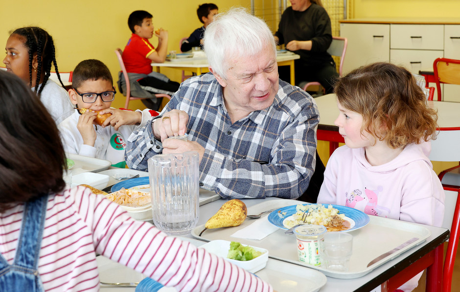 Les seniors à la table des écoliers, 19 avril - voir en plus grand : (fenêtre modale)