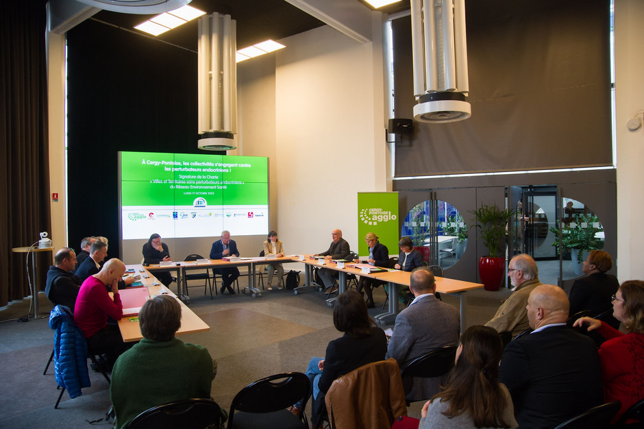 Signature de la charte "Villes et territoires sans perturbateurs endocriniens", 17 octobre - voir en plus grand : (fenêtre modale)