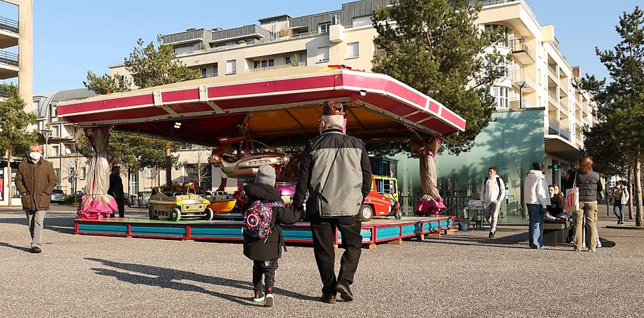 Manège "Arlequin" le 12 mars à la place du nautilus - voir en plus grand : (fenêtre modale)