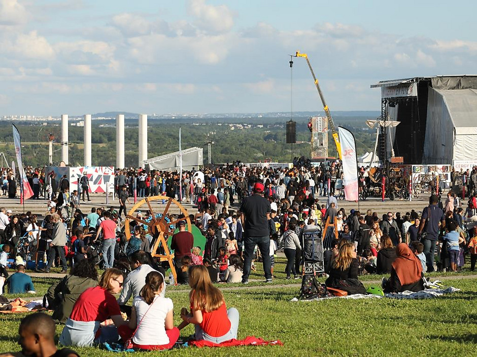 Animation sur l'Esplanade de Paris pour Cergy en fête. - voir en plus grand : (fenêtre modale)