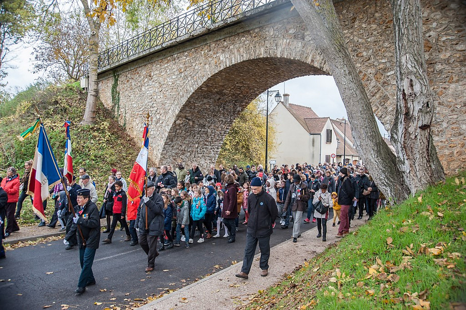 Cortège vers le cimetière - voir en plus grand : (fenêtre modale)
