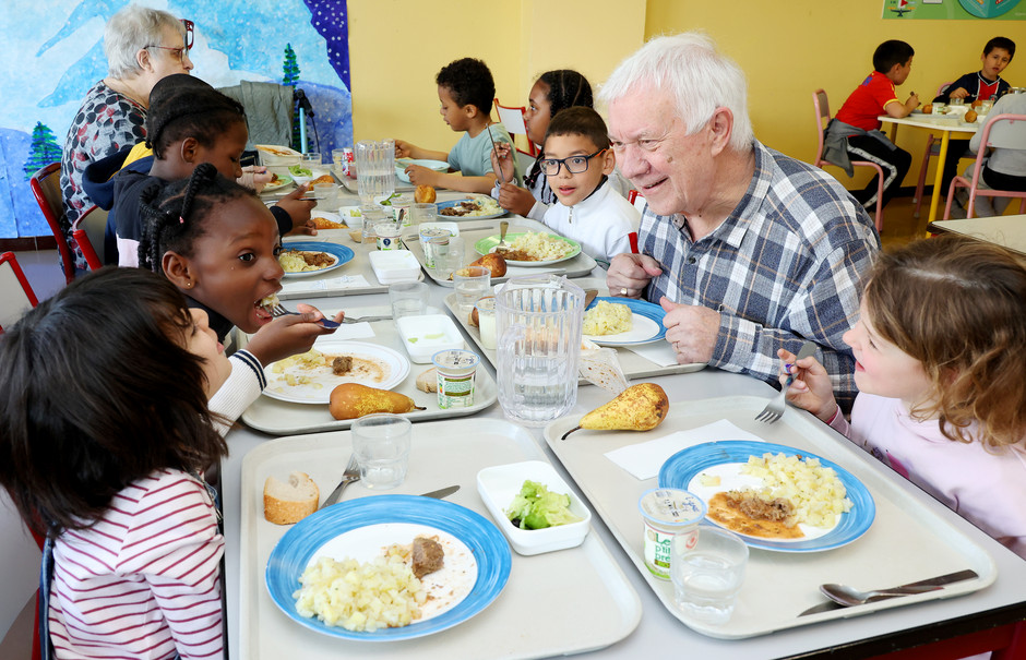Les seniors à la table des écoliers, 19 avril - voir en plus grand : (fenêtre modale)