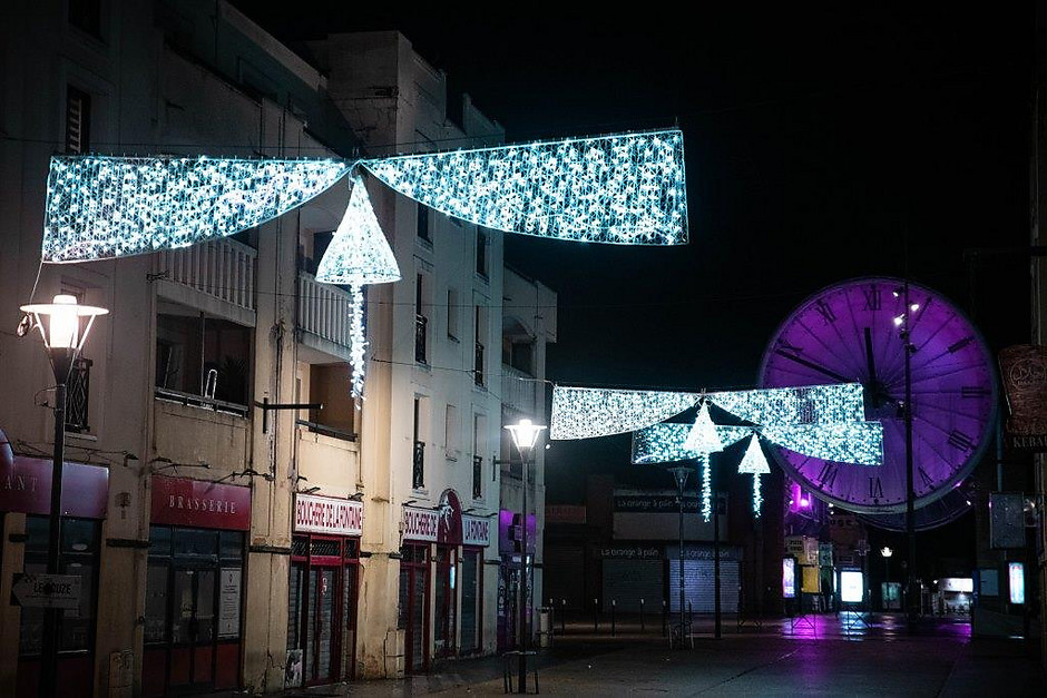 Illuminations de Noël le 7 décembre, à la rue de l'Abondance - voir en plus grand : (fenêtre modale)