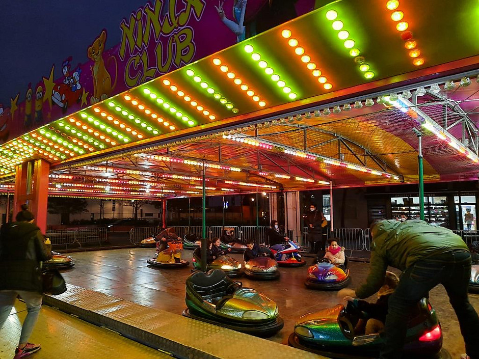 Fête foraine sur la place du Nautilus dans le quartier des Hauts-de-Cergy, 15 décembre - voir en plus grand : (fenêtre modale)