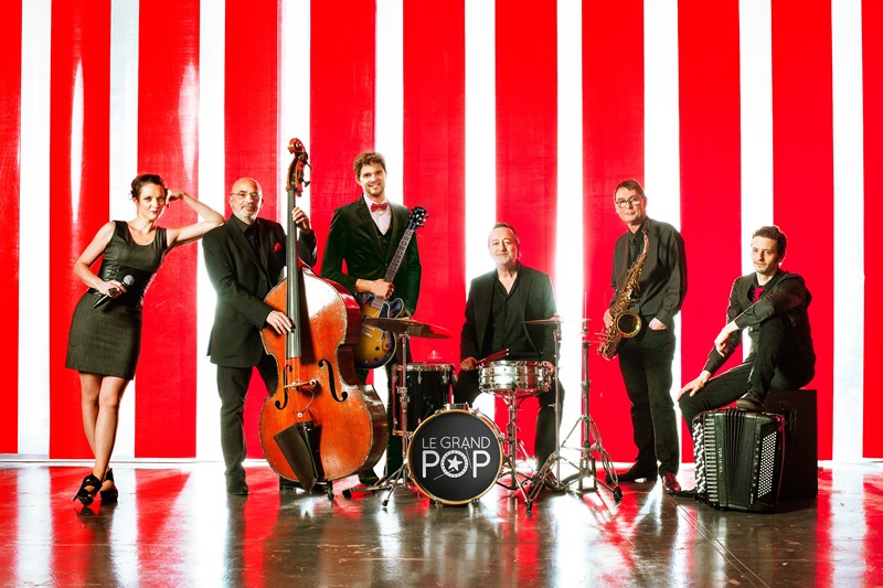 Groupe de musique composé de cinq musiciens et une chanteuse