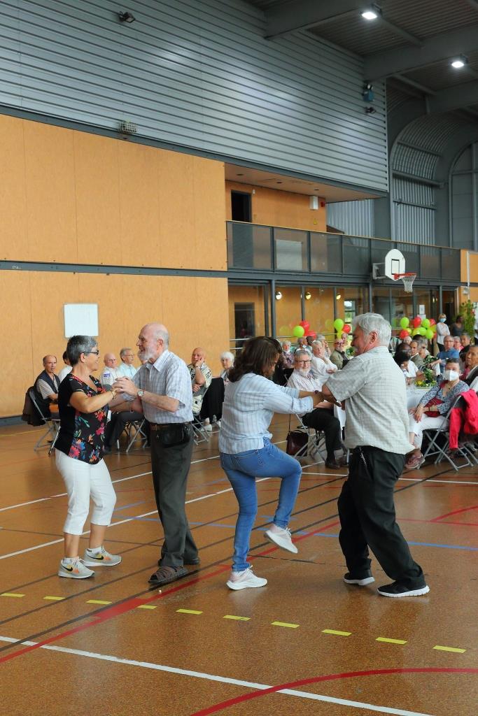 Thé dansant des seniors, le 7 juillet au gymnase des Grès - voir en plus grand : (fenêtre modale)